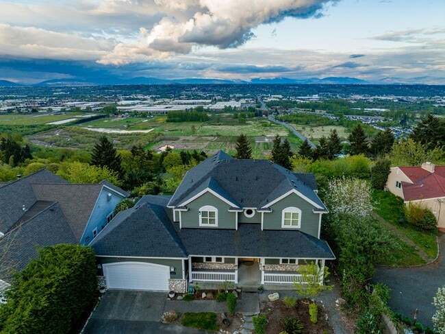 Building Photo - Spacious 5-Bedroom Home with Cascade & Val...