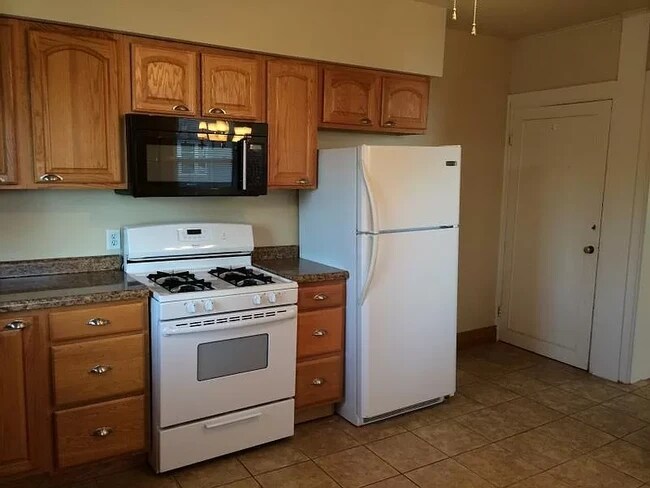 Building Photo - 608 Fenelon Pl