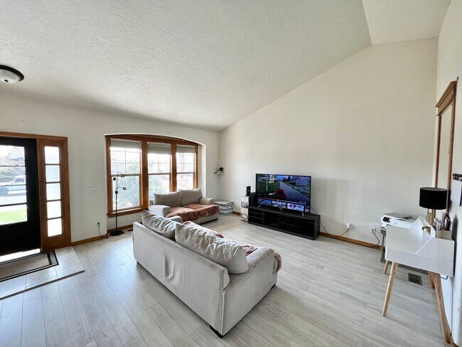 Building Photo - Gorgeous 3 bed, 2.5 bath Ranch Home