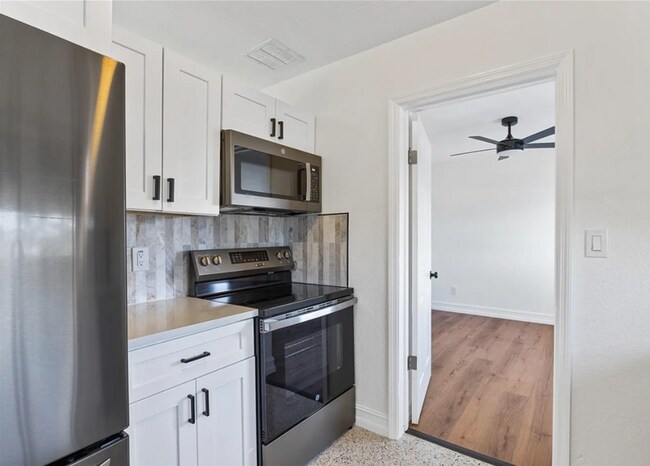 Foto del edificio - 4869 Venetian Blvd NE