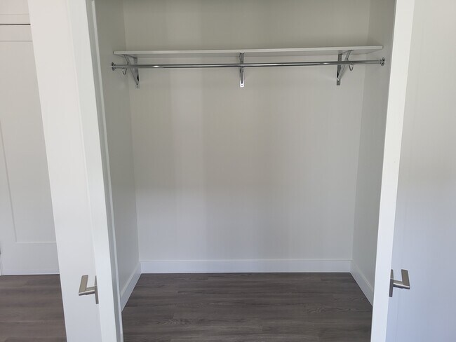 Armario para abrigos del primer piso - 822 7th St