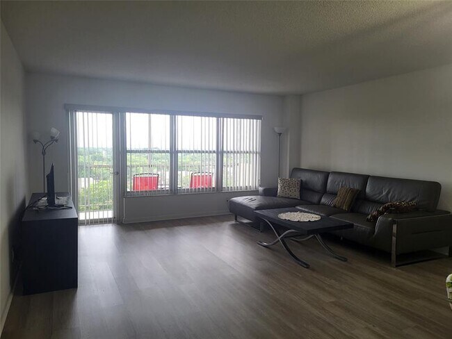 Foto del edificio - 10777 W Sample Rd