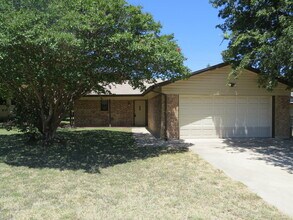 Building Photo - 519 Myra Lou Ave