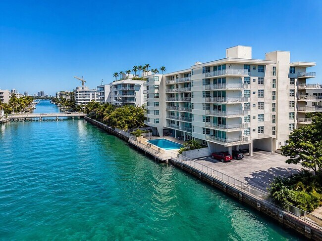 Foto del edificio - 9500 W Bay Harbor Dr