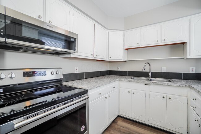 Foto del edificio - 6373 Faircrest Rd