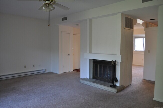 Building Photo - 51 Great Meadow Ln