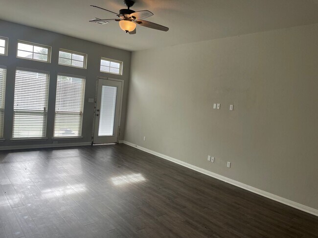 Foto del edificio - 4 BEDROOM NEAR STILLHOUSE HOLLOW LAKE