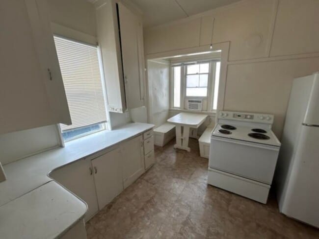 Building Photo - Downtown Living!