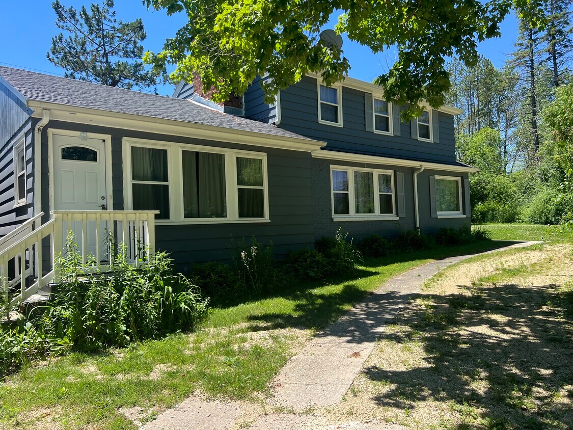Primary Photo - 2137 W Mequon Rd