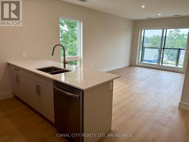 Building Photo - 8 Hutt Ln