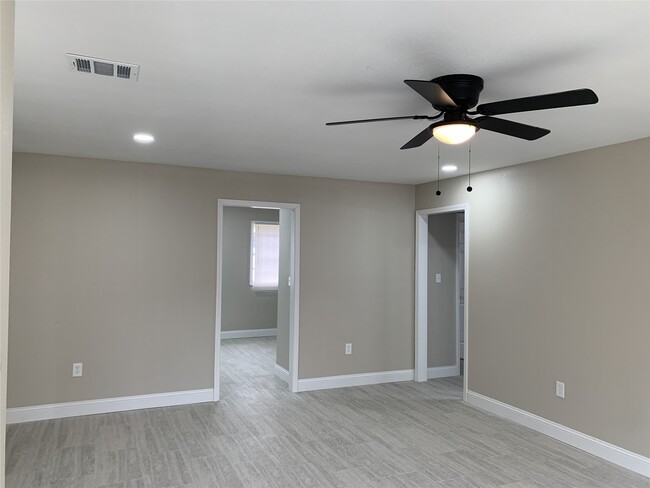 Foto del edificio - 14002 Rosecrest Dr