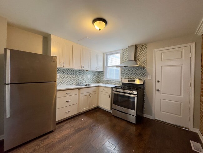 Building Photo - Charming 2 Bedroom/1 Bathroom Townhome in ...