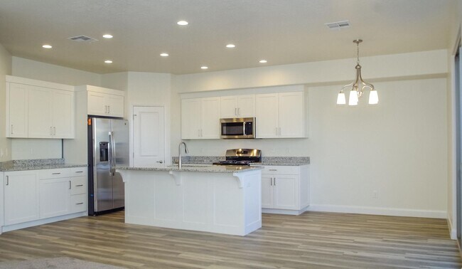 Foto del edificio - Vaulted ceiling home with Master bedroom O...