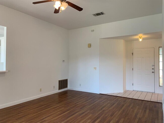 Building Photo - 210 Evergreen Cir