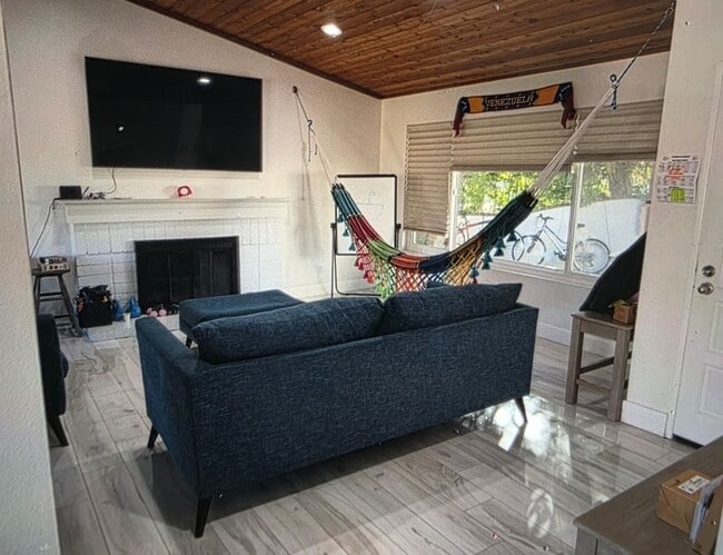 Building Photo - 1490 Sierra Madre Dr