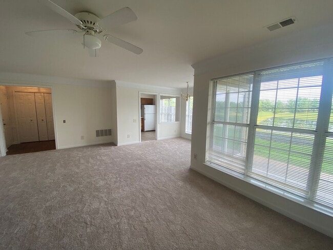 Building Photo - Sun-filled 2 Bed 2 Bath Condo In Sought Af...