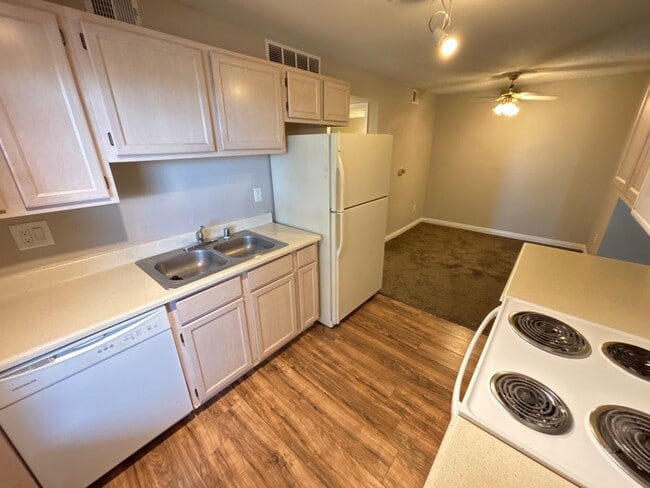 Building Photo - Cozy 1Bed/1Bath 2nd floor Condo in Henderson!  MOVE IN SPECIAL- $300 OFF FIRST MONTHS RENT!
