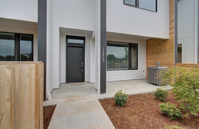 Photo - Beautiful Townhouse with Easy Access to Ev...