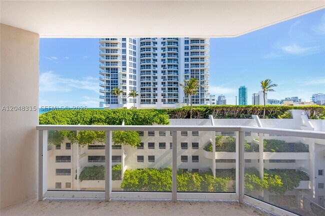 Foto del edificio - 6423 Collins Ave