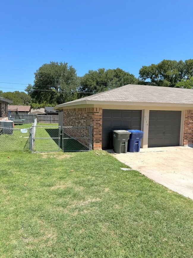 Building Photo - Gorgeous remodeled home in the heart of Cove!!