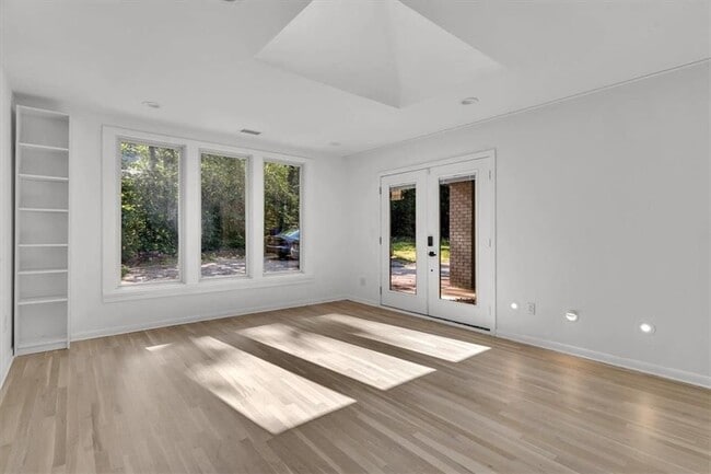 Building Photo - 2605 McKinnon Dr