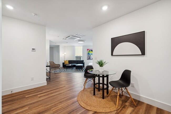 Foto del edificio - Bright Studio Apartment with large kitchen in Brewerytown!