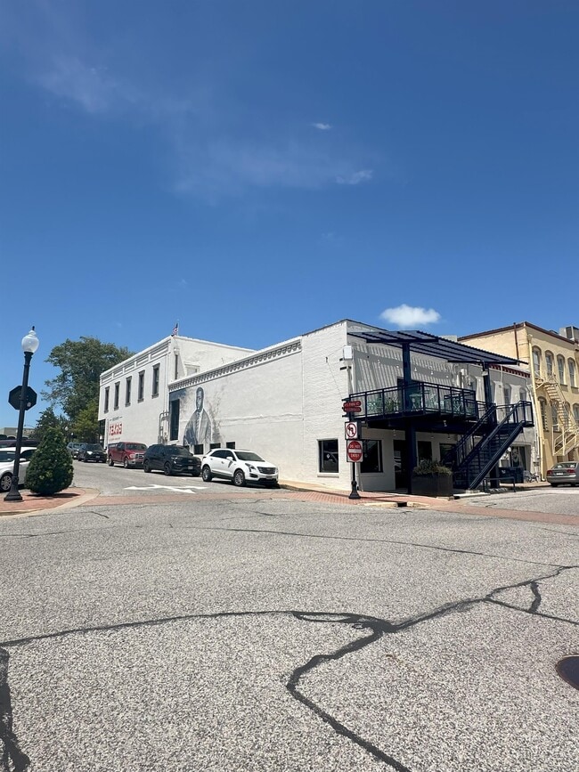 Building Photo - 102 E Alamo St