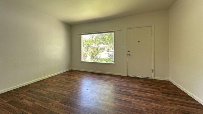 Building Photo - Price Reduced- Spacious 2 Bedroom, 1 Bathr...