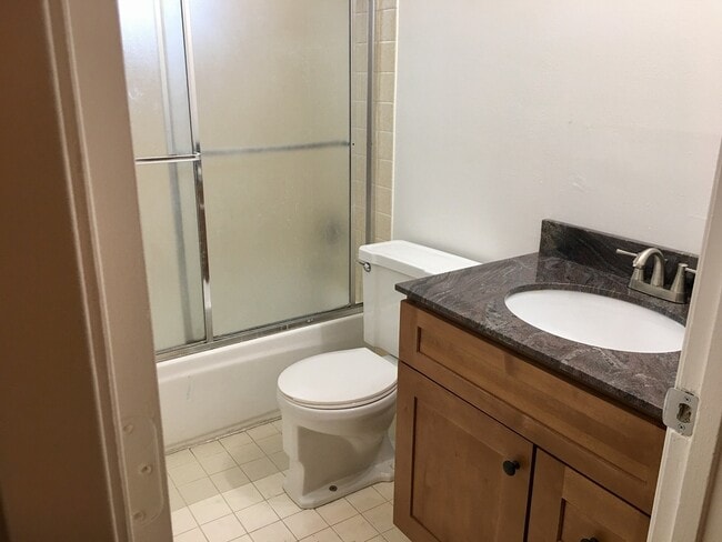 Building Photo - 1562 Oakroyal Dr
