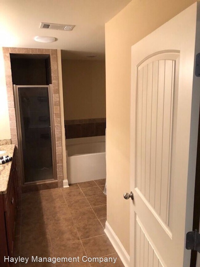 Building Photo - 3 br, 2 bath House - 2438 Churchill Circle