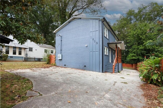 Building Photo - 1809 Vesta Ave