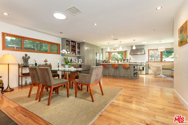 Foto del edificio - 2211 Canyon Dr