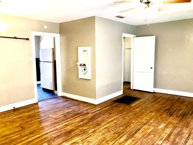 Building Photo - Pre-Leasing  - 2 bed 1 bath