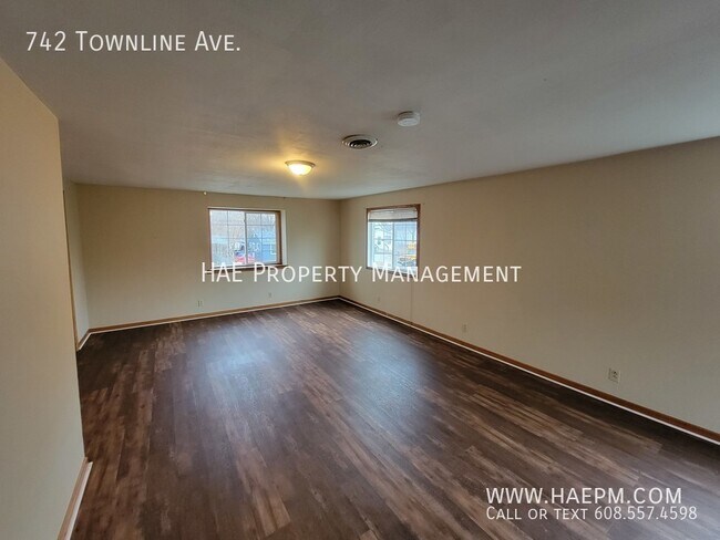 Building Photo - 742 Townline Ave.