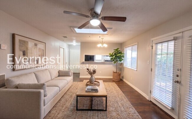 Foto del edificio - Limited Time Special Offer / 4 Bed, 2 Bath Home with Garage / Pet-Friendly / Available Now!