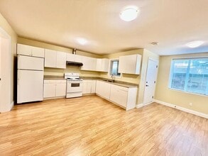 Building Photo - 111A 111a Ave