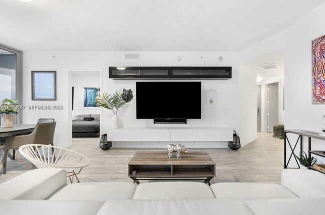 Foto del edificio - 488 NE 18th St