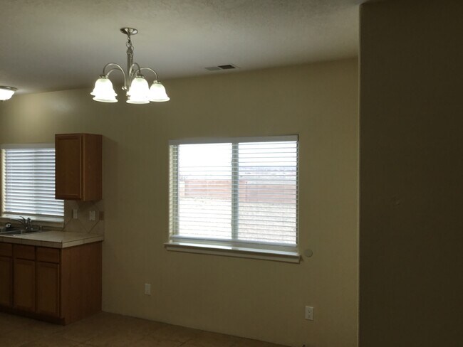 Building Photo - 709 Loma Pinon Loop NE