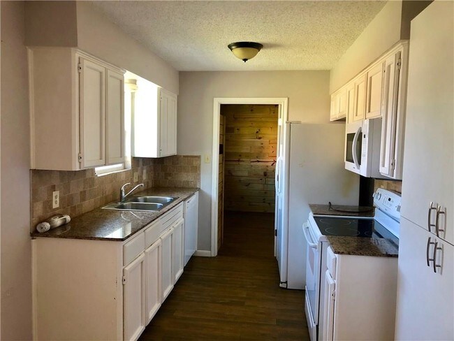Building Photo - 2314 Manitoba Dr