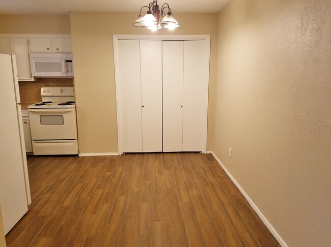 Building Photo - Updated 2 bedroom, 1 bath home is ready to...