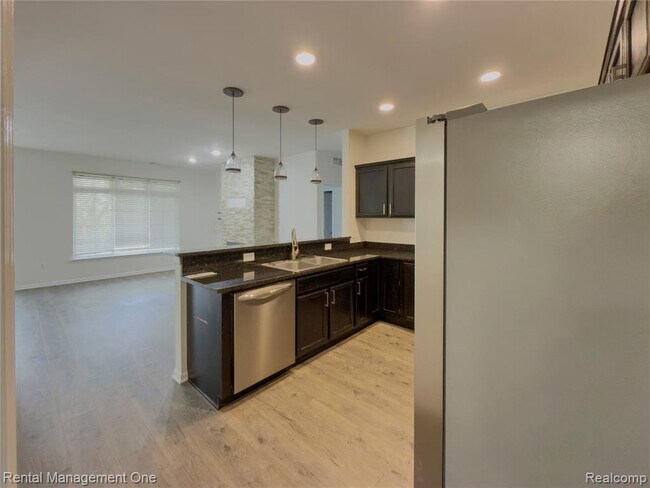 Building Photo - 5637 Twin Oaks Dr