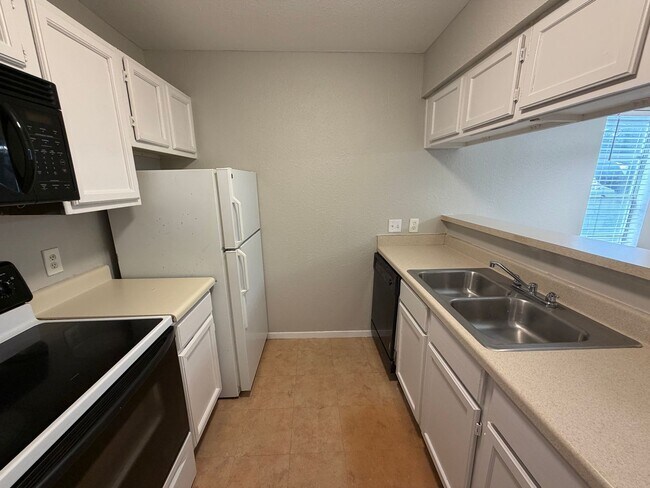 Foto del edificio - NICE 1 BR CONDO IN DESIRED GATED COMMUNITY*EASY ACCESS TO I35, 410, AND SHOPPING*APPLIANCES INCLU...