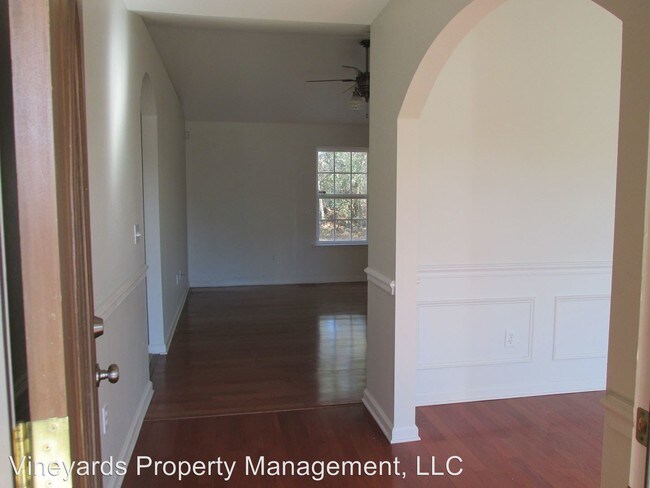 Building Photo - 221 Sand Pine Dr