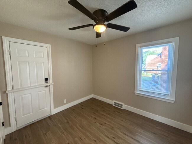 Building Photo - Freshly Renovated 3-Bedroom Home – Quality...