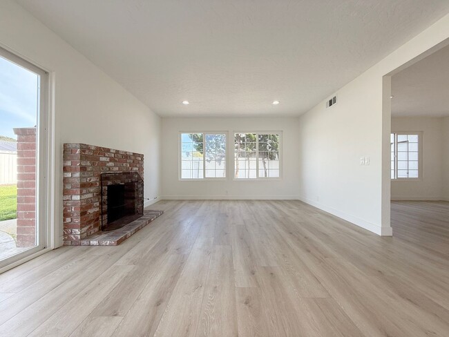 Building Photo - Remodeled 4 Bed 2 Bath Interior Location