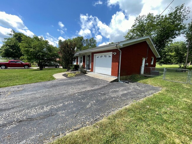 Building Photo - Town and Country Home For Rent