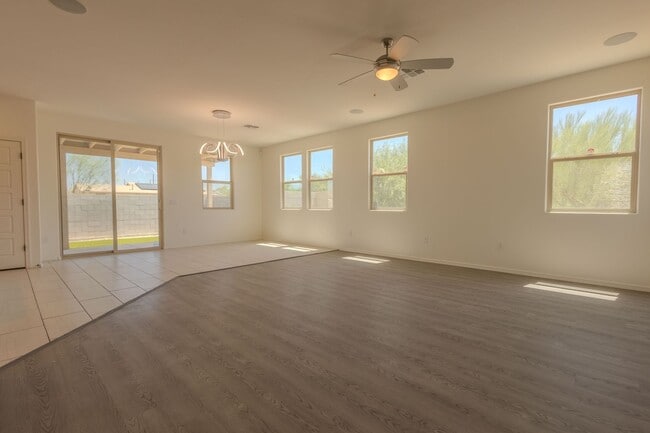 Building Photo - 3 Bedroom, 2.5 Bath
