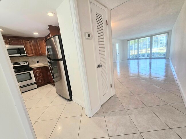 Foto del edificio - 3100 NE 48th Ct