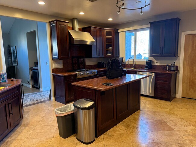 Foto del edificio - Large house on Art st!