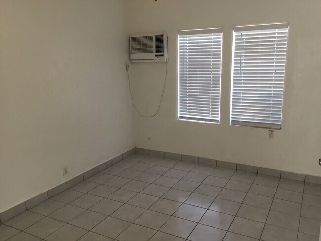 Building Photo - 2102 Wilson St